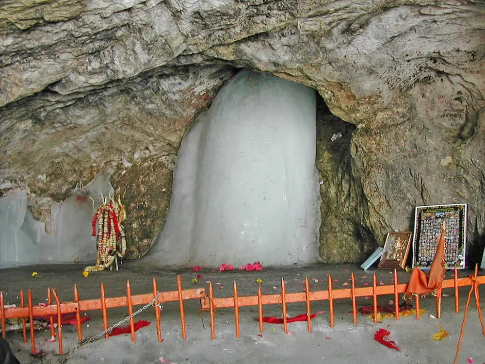 Ice Shivling in Amarnath Gufa. Pic: Wikipedia: 