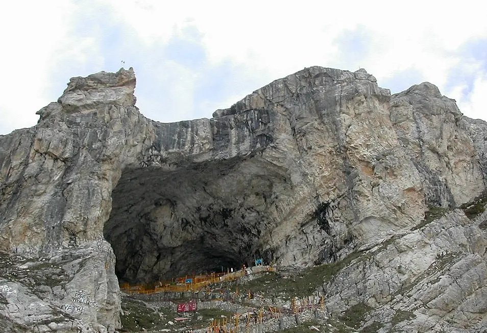 Cave Temple of Lord Amarnath. Pic: Wikipedia: Gktambe 