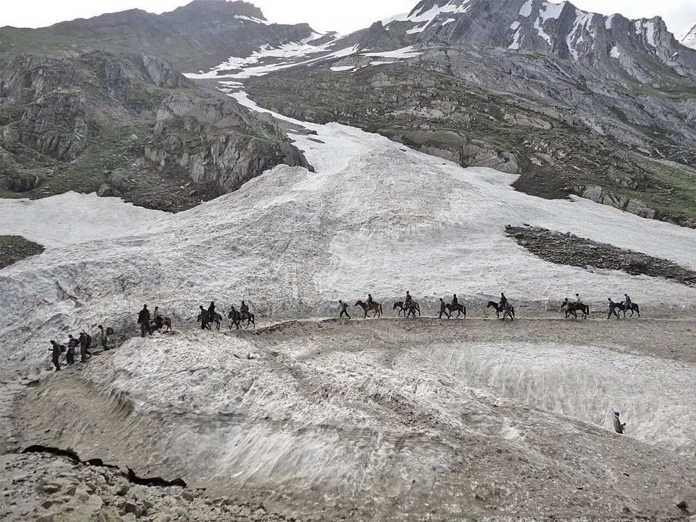 Pilgrims riding on horses on glacier to reach Amarnath. Pic: Wikipedia: Hardik Buddhabhatti