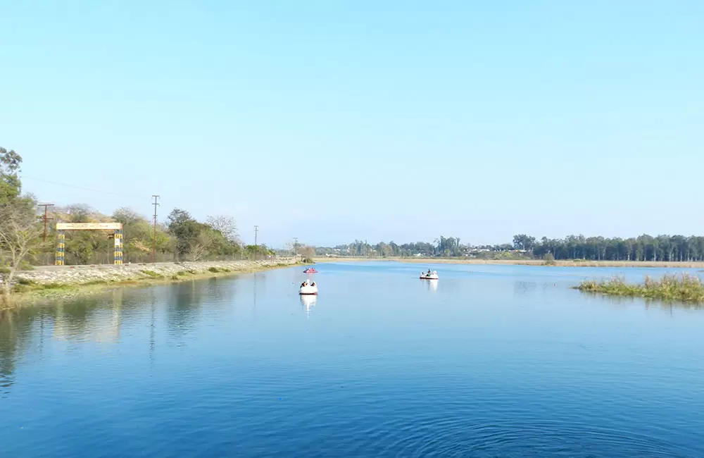 Tourists enjoying boating at Assan Barrage Bird Sanctuary, Dehradun Uttarakhand. Pic: eUttaranchal.com