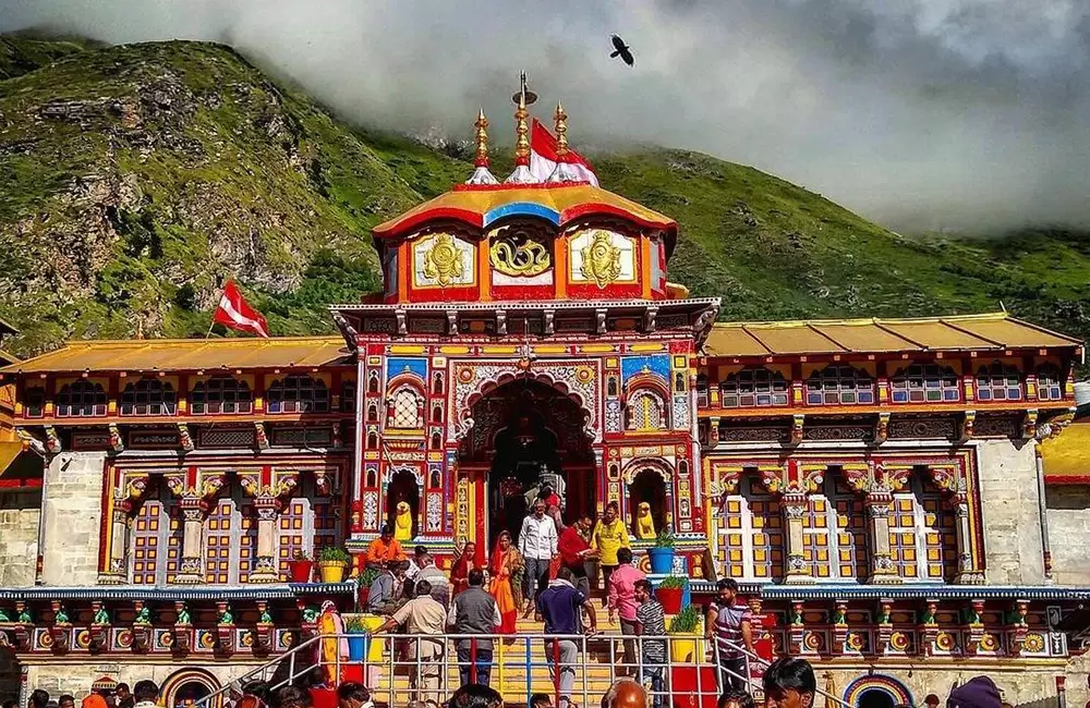 Badrinath Temple. Pic: @thechinyalisaurtown