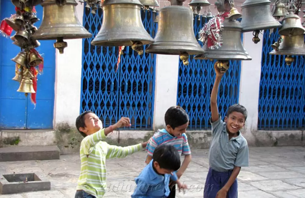 Kids at Bagnath Temple. Pic: eUttaranchal.com