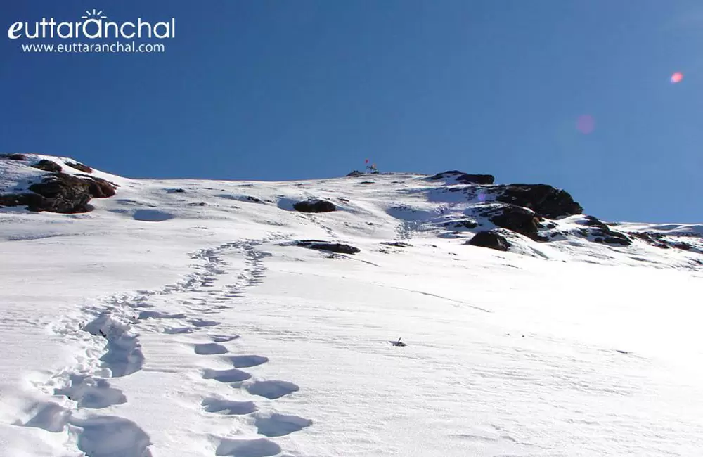 The first glimpse of Chandrashila. Pic: Euttaranchal.com (Facebook)