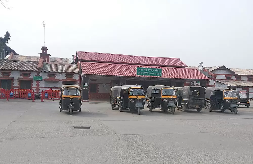 Auto Stand inside Dehradun Railway Station. Pic: Wikpedia: Work2win