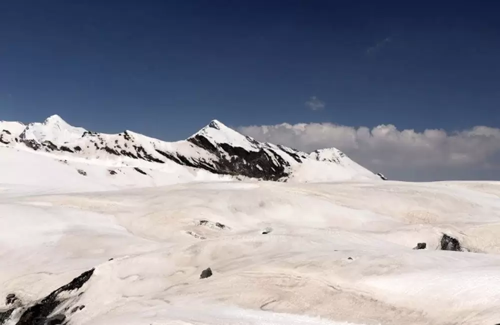 Vast snow fields during near Dhumdhar Pass. Pic: Srinivas Sudhir