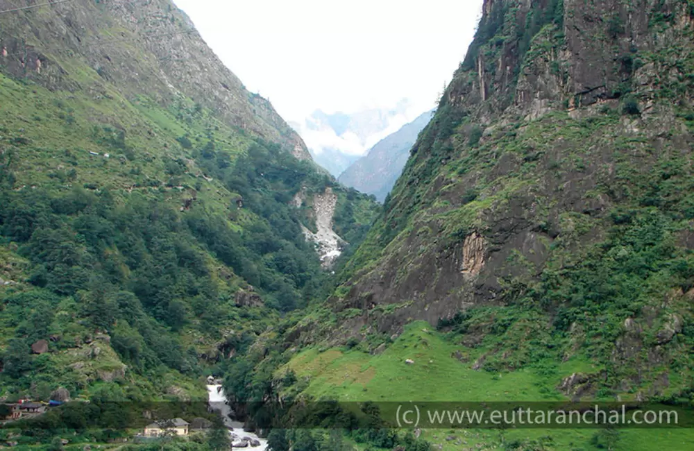 Mountains as seen from Main Badrinath Highway in Govindghat. Pic: eUttaranchal.com