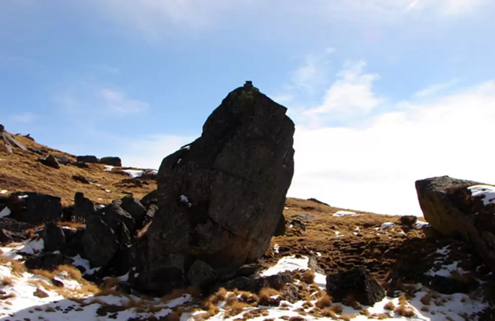 Big rocks on the way to summit. Pic: euttaranchal.com