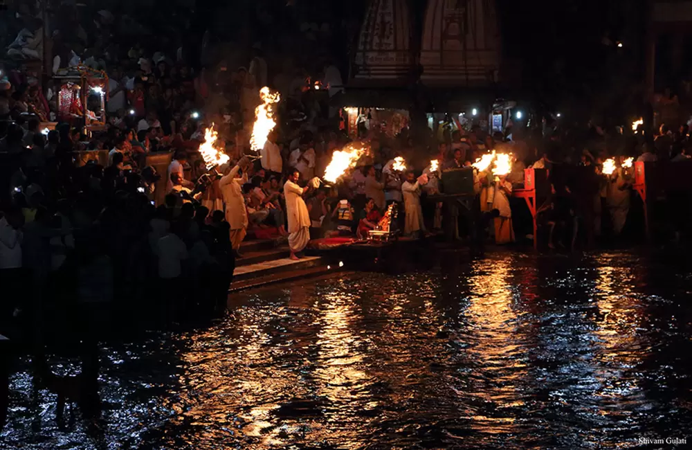 Ganga Aarti takes place on the ghat in the evening. A group of Brahmans hold huge fire bowls in their hands and offer their holy mantras to river Ganges. Pic: Shivam Gulati 