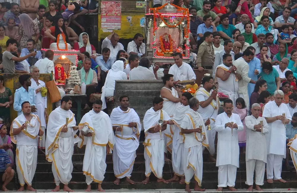 Pandits performing Puja at Har Ki Pauri Ghat. Pic: Subirdas 