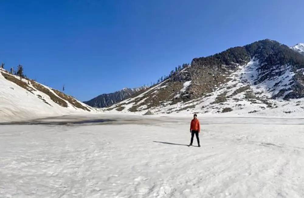 Frozen Kareri Lake. Pic: Wikipedia : Lotia57755