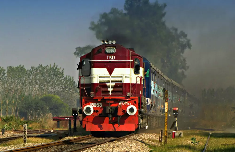 Uttaranchal Sampark Kranti Express Train picture. Pic: Nitin Bhardwaj/ Flickr