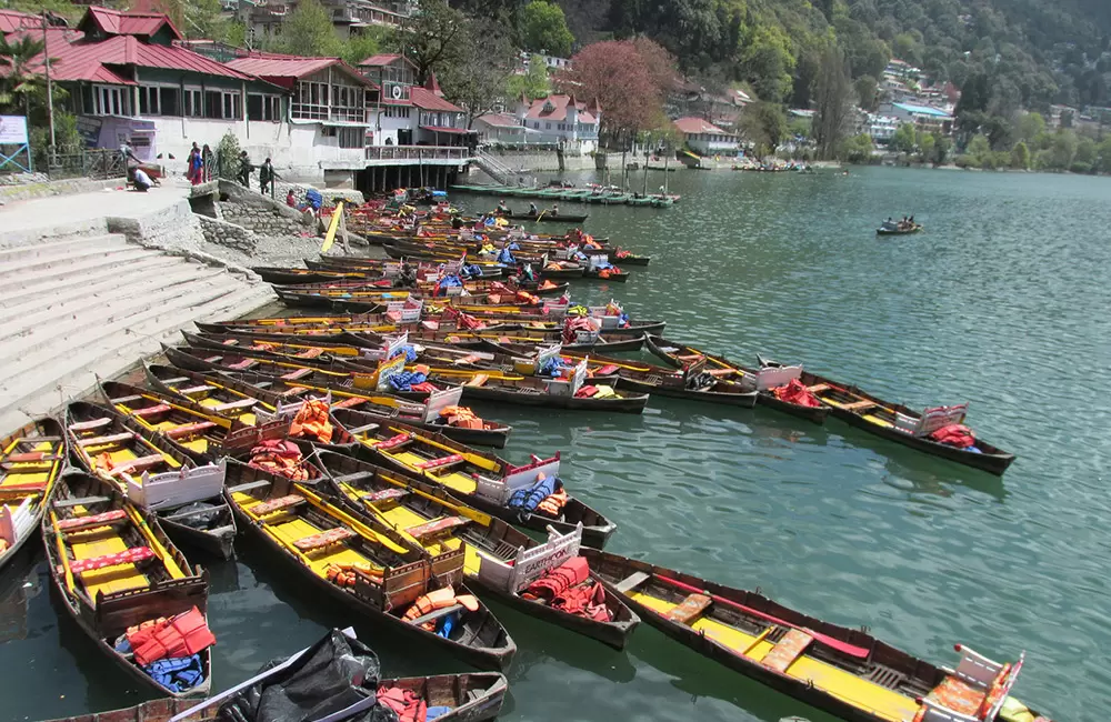 So many colourful boats waiting for tourists to ride on. A wonderful sight.. Pic: VB 