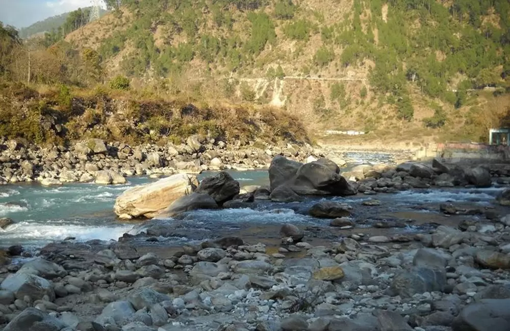 The confluence of Nandakini River (foreground) with Alaknanda River (background) in Nandprayag. Pic: Wiki User: Fowler&fowler