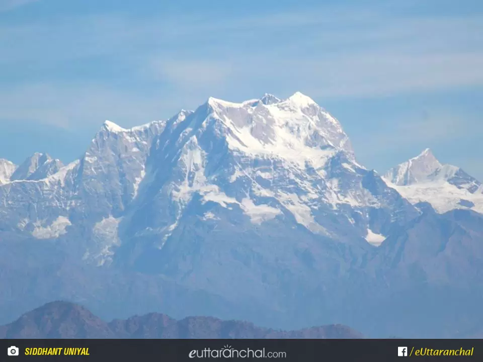 The mighty Chaukhamba as seen from Pauri.
पौड़ी से चौखम्भा पर्वत का एक खूबसूरत दृस्य.. Pic: Siddhant Uniyal/facebook