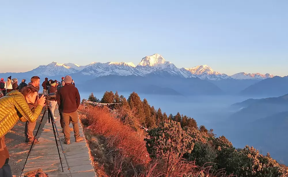 Poon hill sunrise with Himalayan Views. Pic: Wikipedia: Thapaliyashreeram