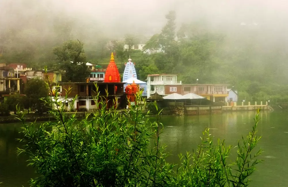 Mist in Lake Rewalsar. Pic: Wikipedia : John Hill