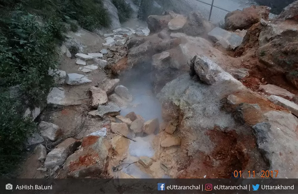 Hot water springs near Tapovan, Joshimath. गरम पानी, तपोवन जोशीमठ के नज़दीक |. Pic: AsHish BaLuni/ eUttaranchal facebook page