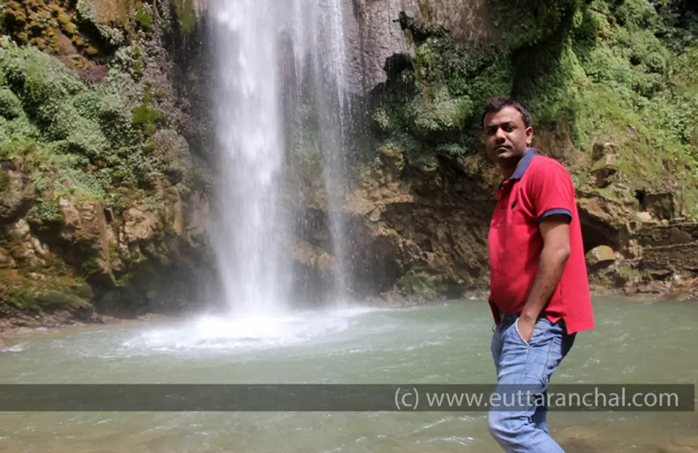 Tourist in front for waterfall. Pic: 