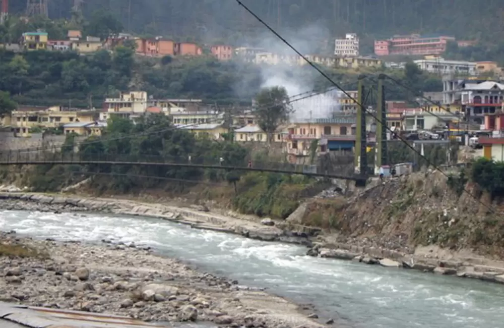 Another picture of Uttarkashi City and Bridge over River. Pic: Os Rupias/ Flickr