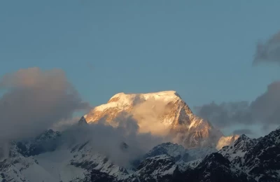 Summit og Mt. Nanda devi as seen from Auli.