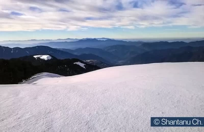 Mesmerising view of Ali Bugyal covered with heavy snow and beautiful Himalayan Mountains in the backdrop.