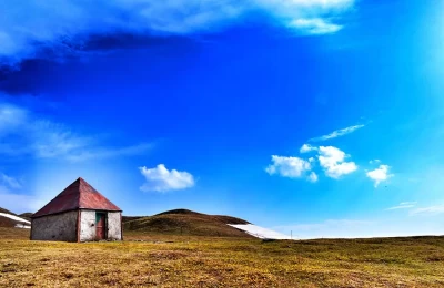 A beautiful hut in the green meadows of Bedni Bugyal