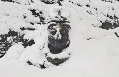 बर्फबारी के कारण भविष्य बद्री धाम में स्थित कुबेर भगवान की मूर्ति पर बर्फ का श्रृंगार। Lord Kuber at Bhavishya Badri Dham