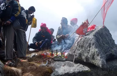 Pilgrims performing pooja in Chipla Kedar