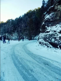 Roads in Dhanaulti after snowfall.