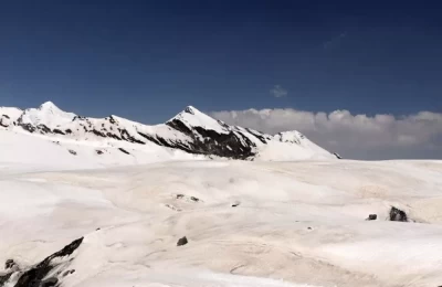 Vast snow fields during near Dhumdhar Pass