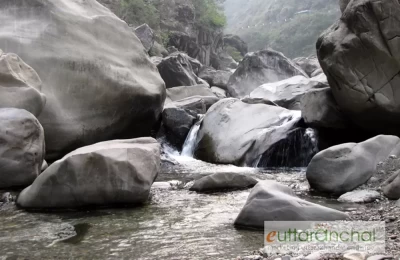 Koh River flowing just below the temple