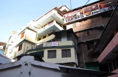 Gaurikund surrounded by many hotels
