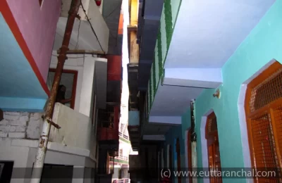 Congested commercial hotel buildings in Gaurikund