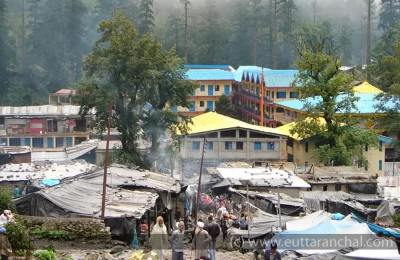 Ghangaria Market with many small hotels and lodges