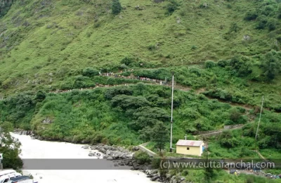 Pilgrims and Adventure Trekkers heading towards Ghangaria (for Hemkund Sahib and Valley of Flowers)