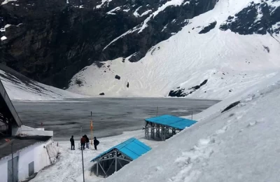 Frozen lake of Hemkund