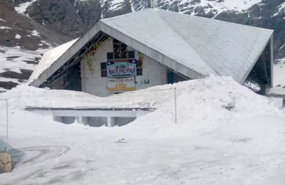 Hemkund Sahib Gurudwara in May (before opening of shrine)