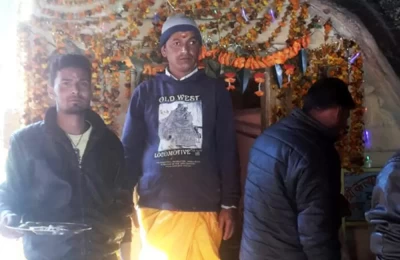 Pujari at Kalpeshwar Temple