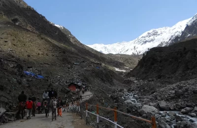 Track towards badrinath temple