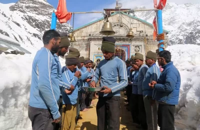 Prasad distribution after MahaShiv Ratri Pooja in Kedarnath