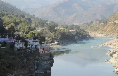 Beautiful river and corner houses built on the rocks in Kirtinagar. 