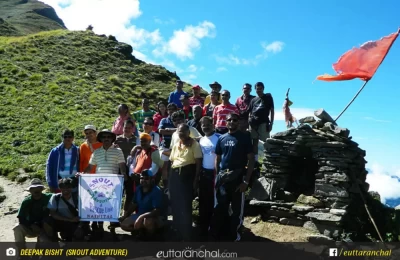 Trekkers at At Kuari pass