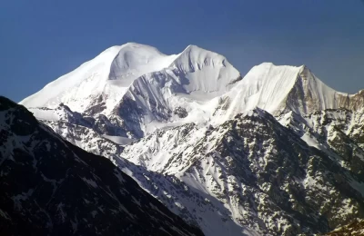 The snow covered peaks of Himalayas capture in Munsiyari from Kalamuni top route.