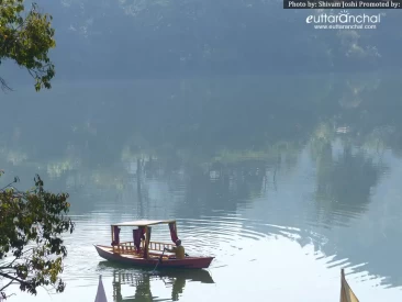 A boat in the middle of Naukuchiatal, Uttarakhand