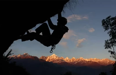 This place is very near to Munsyari, called Patalthore. People are practising rock climbing and in a background Panchachuli was looking awesome.