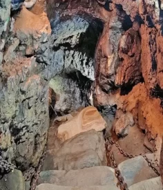 Way down to Patal Bhuwaneshwar Cave