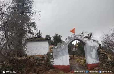 Front gate of Pinakeshwar Temple near Kausani.