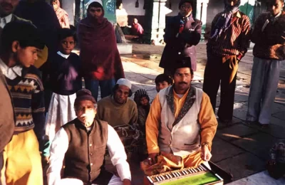 Qawallis perfomed in mazar (Dargah)
