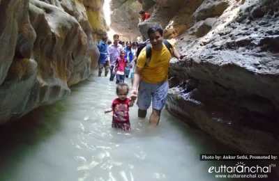 Tourist enjoying at Robber's Cave, Dehradun