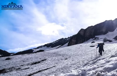  Trek route of Roopkund lake covered with heavy snow.